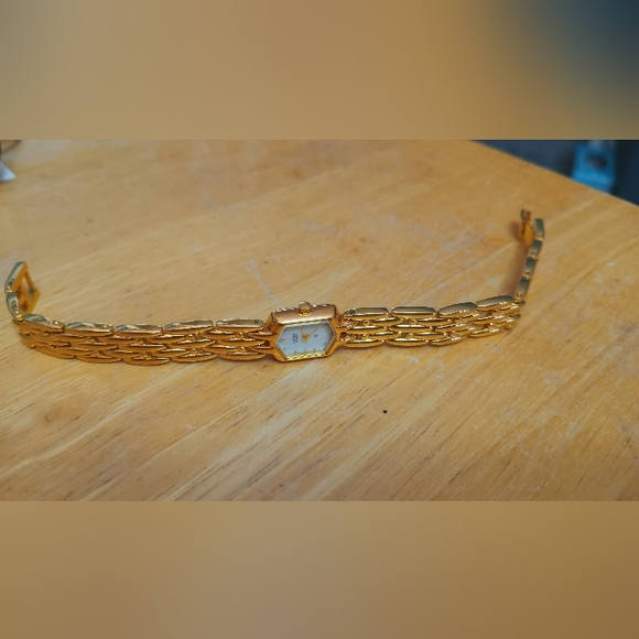 Citizen Petite Gold tone case with Mother Of Pearl Dial 2 Gold  Hand Movement - Picture 14 of 16